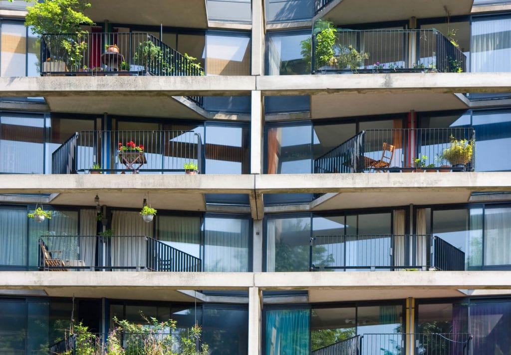 Balcon-verdoyant-beton