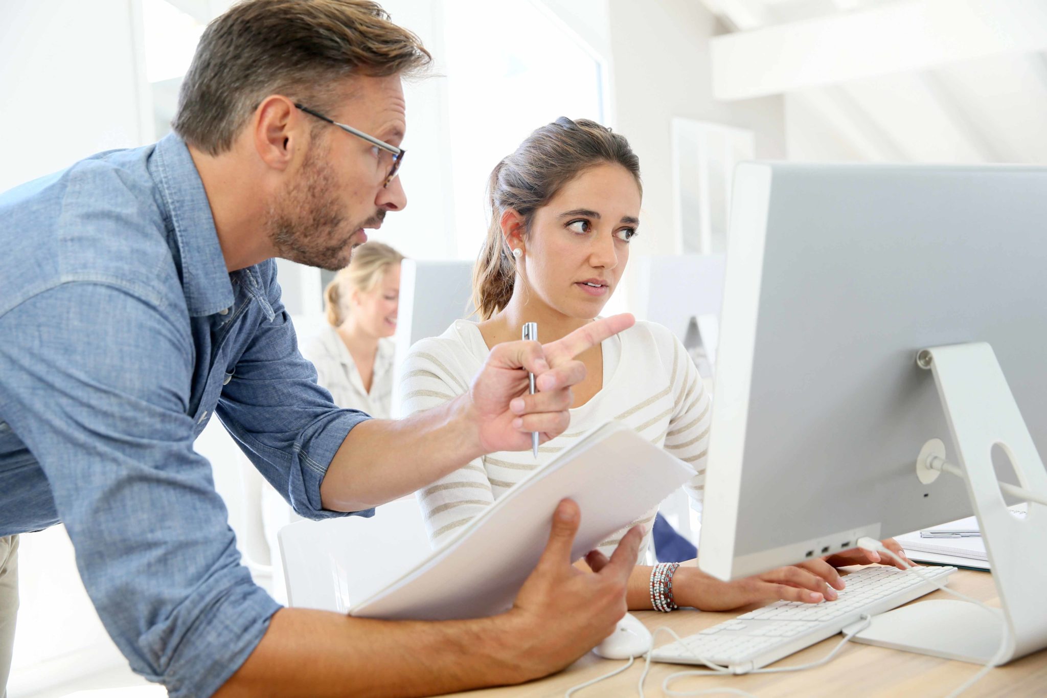 Le premier jour passe très vite et les responsables prennent en charge les apprentis pour leur présenter les bases de l'entreprise et leurs tâches.