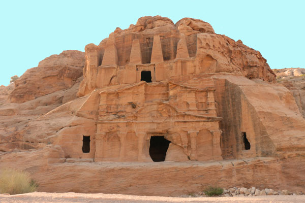 tombe obelisques cogestim petra jordanie