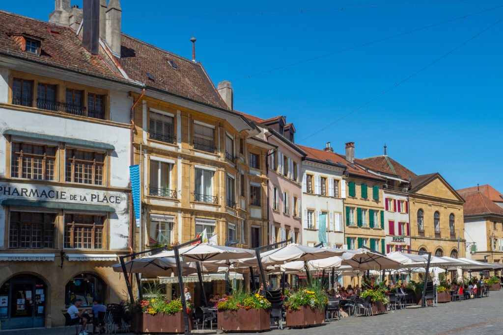 Rue de la ville suisse Yverdon-les-Bains, avec bâtiments colorés et cafés