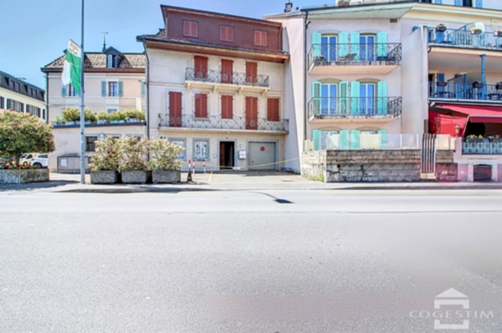 Immeuble locatif de 3 logements & deux surfaces commerciales