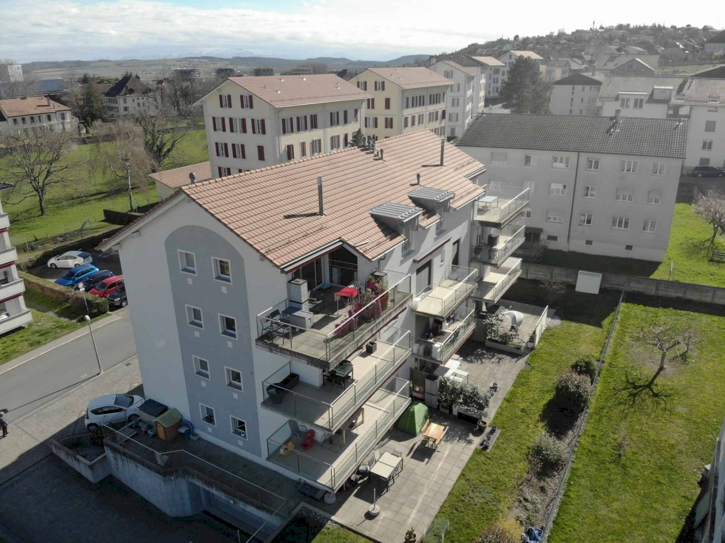 Superbe appartement de 4½ pièces au 1er étage avec grand balcon d’angle et belle vue dégagée, à 2 pas du centre-ville, vendu loué