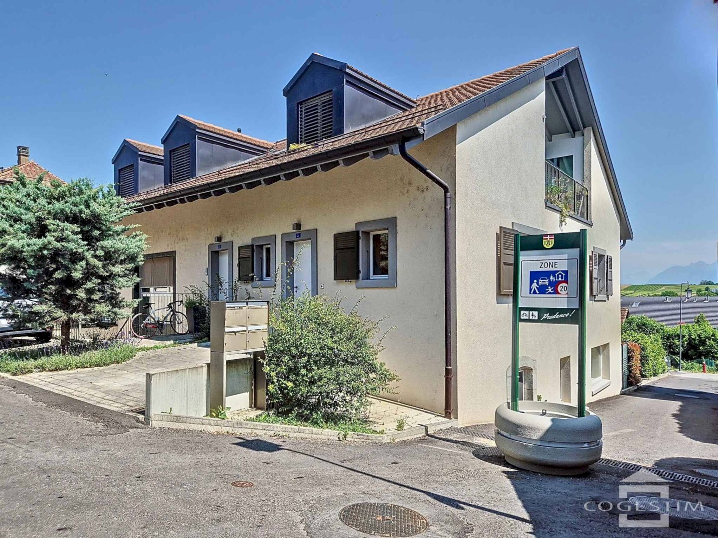 Au cœur du village
Spacieux appartement de 2.5 pièces avec beau dégagement
