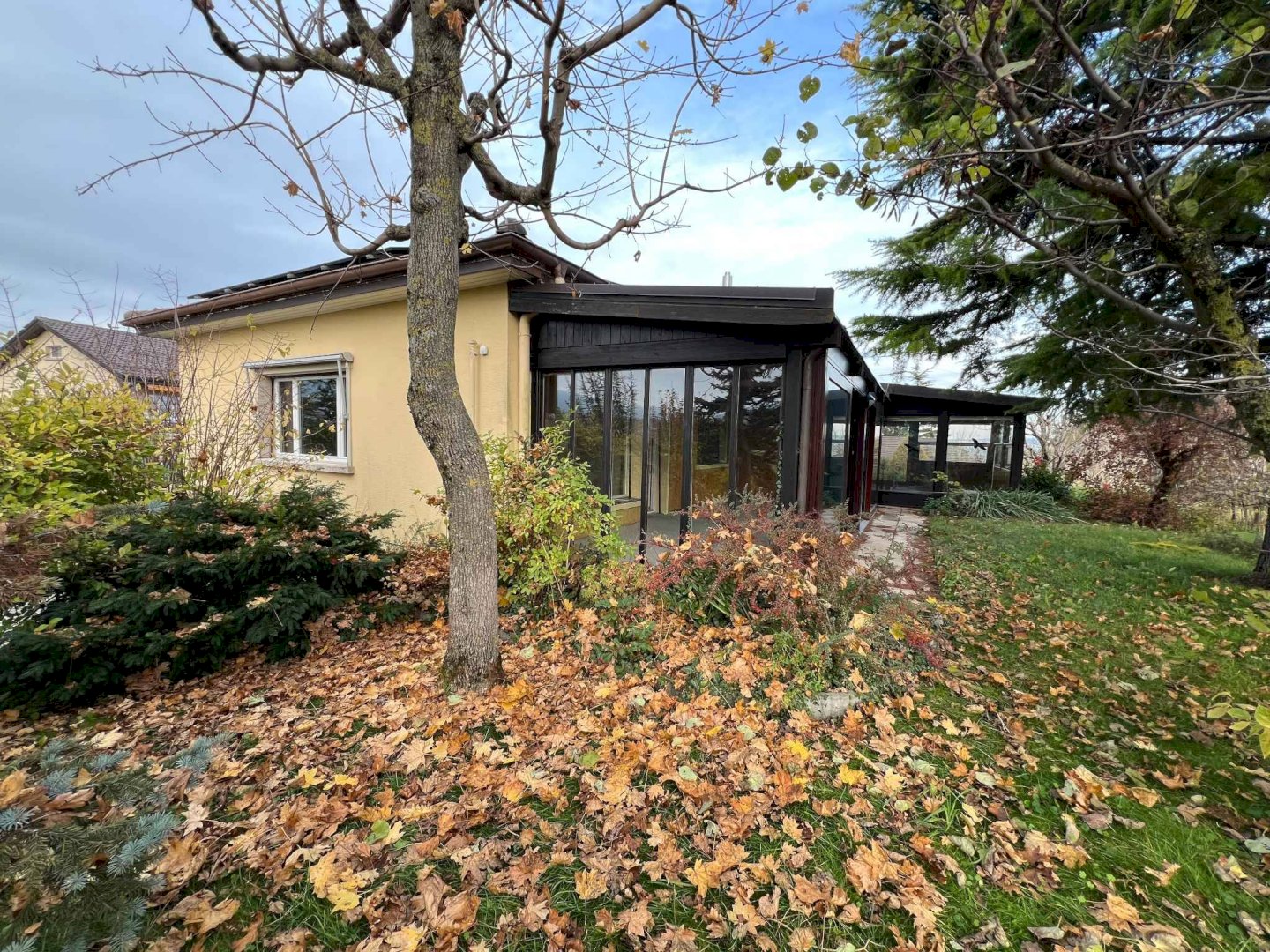 Magnifique villa individuelle de 5½ avec vue dégagée, grand jardin verdoyant et places de parc