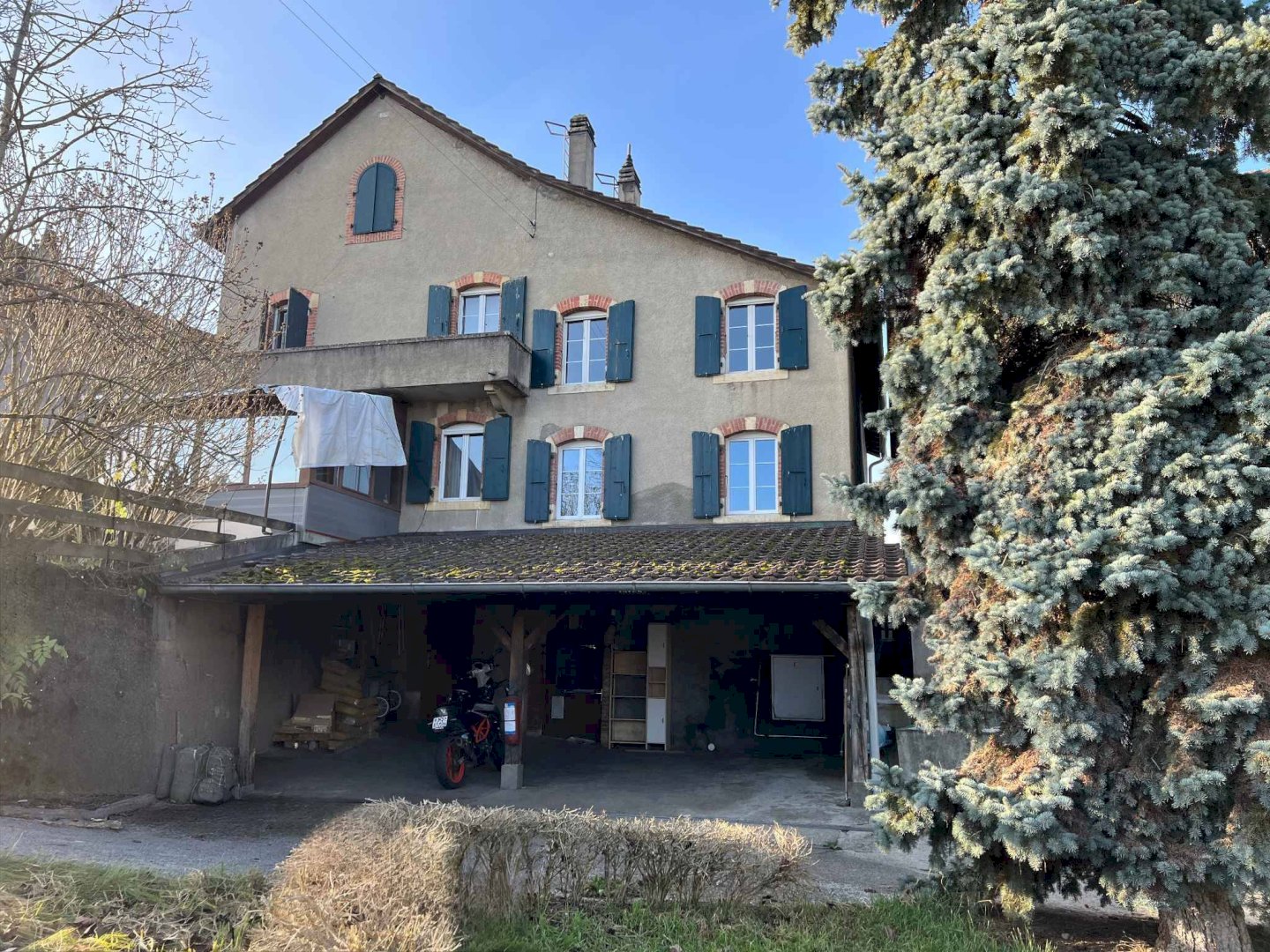 Charmante maison mitoyenne de 4½ pièces avec jardin et places de parc